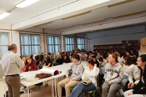 Charla sobre comunicaciones por satélite para el proyecto CanSat